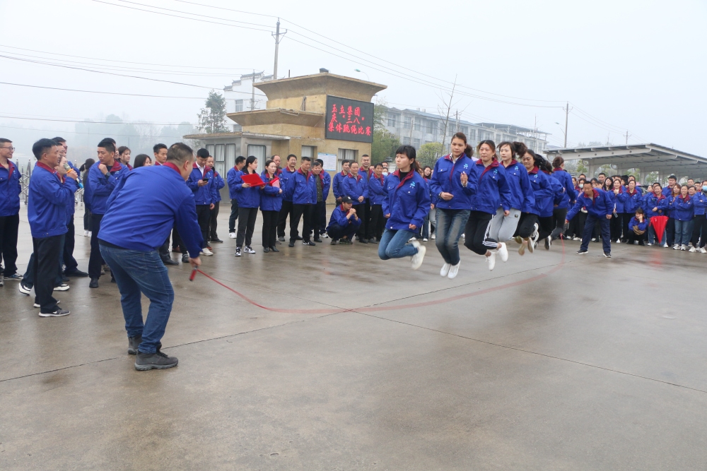 齐心协力“跳” “绳”彩亦飞扬